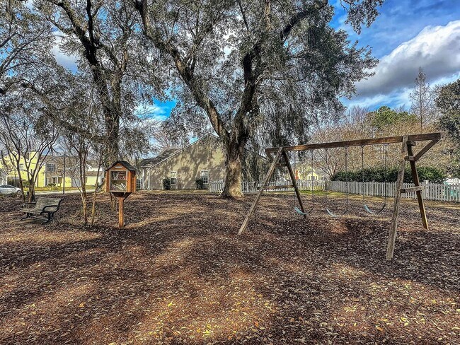 Building Photo - Easy, Modern Comfort in a Prime Charleston Location!