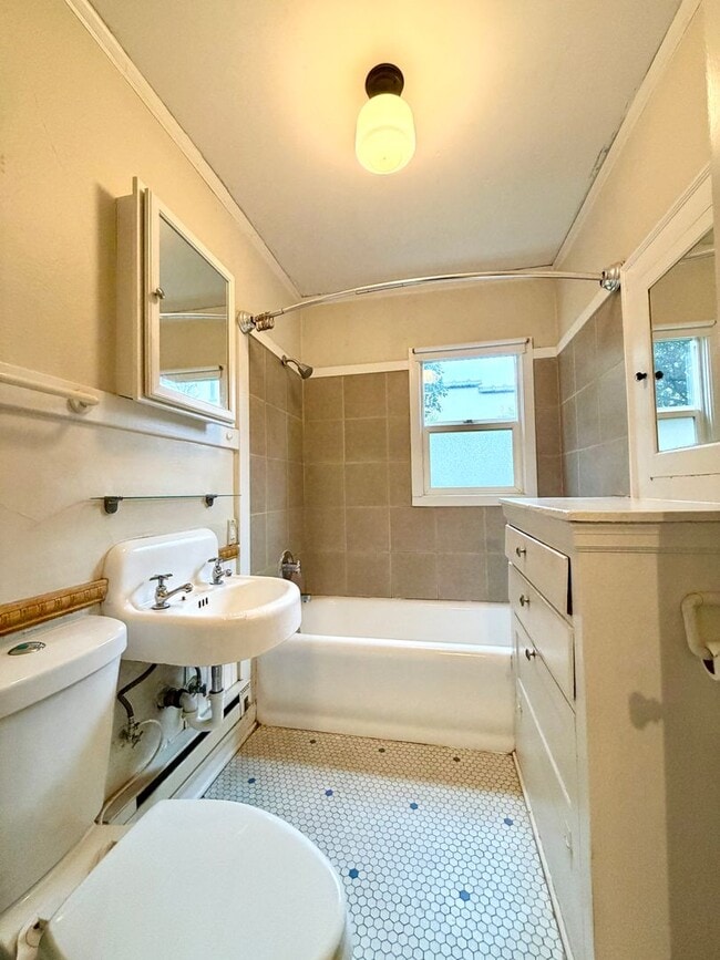 Building Photo - Cozy Buckman Charmer~ Quick Access to Big City Amenities~ Onsite Laundry~ Fur Babies Welcome!