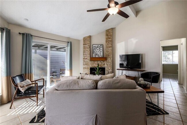 Building Photo - Freshly Renovated! Great Location! Such a sweet home