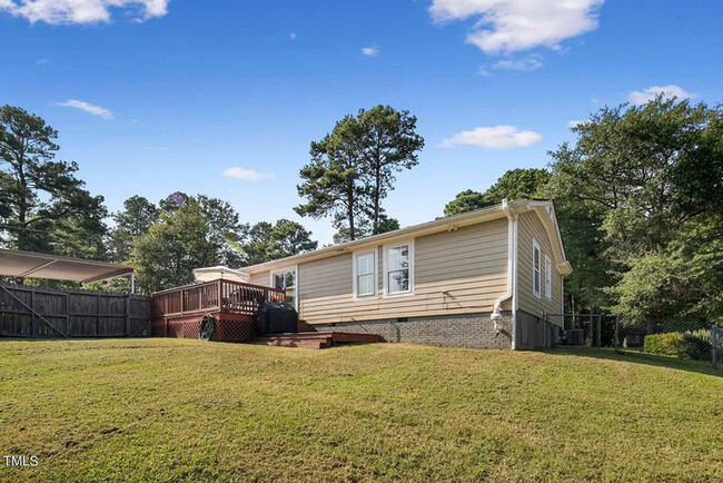 Building Photo - Charming Ranch Minutes from Downtown Raleigh!