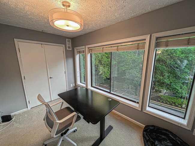 Building Photo - Fully Furnished And Stylish 1 Bedroom 1 Ba...