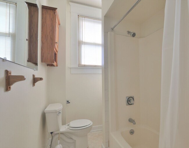 Building Photo - 3 Bedroom , 2 Bath Newly Renovated Townhouse - Right off of High St - FREE Washer / Dryer and Off...