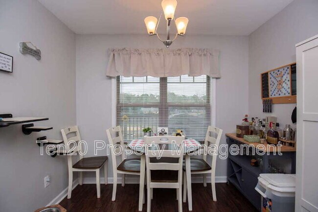 Building Photo - 3100 Gatewood Dr