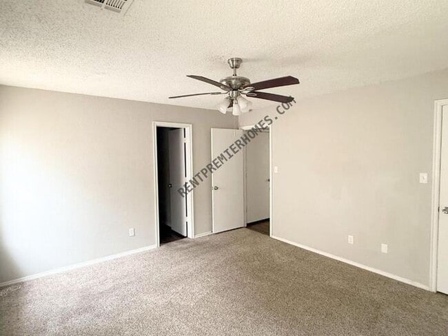 Building Photo - 1110 E 137th Pl