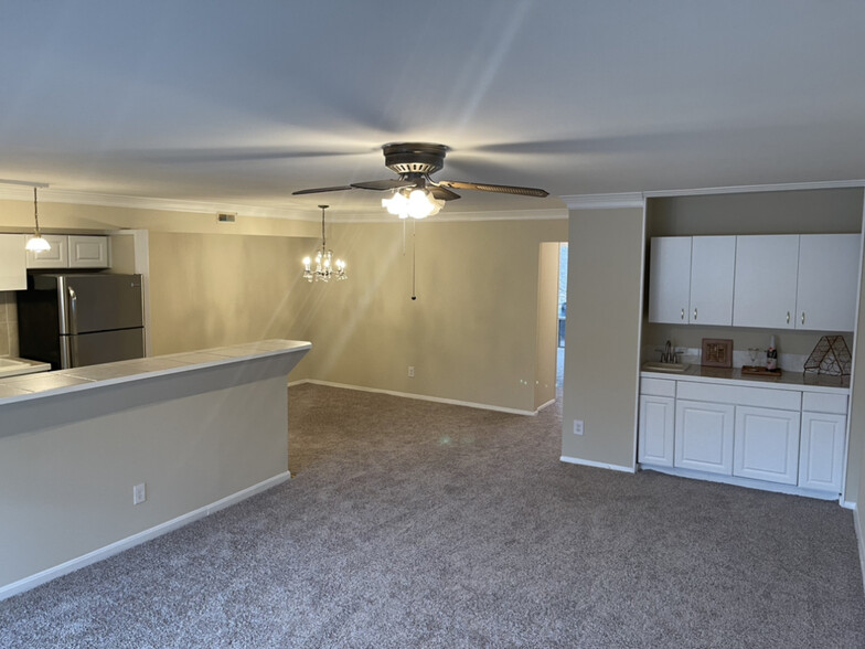 Building Photo - 7531 Spring Lake Dr