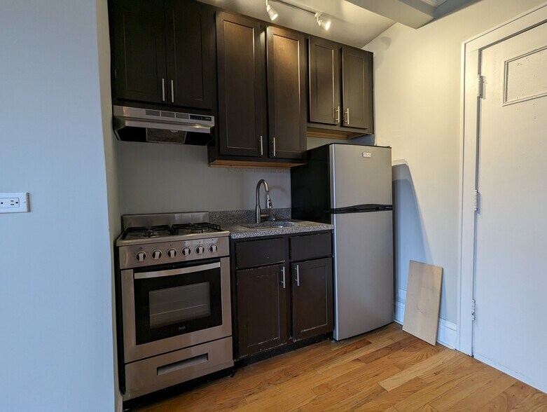 Building Photo - 4735 N Hermitage Ave