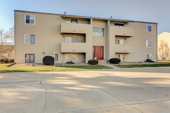Primary Photo - UPDATED 2 BEDROOM CONDO- Available August ...