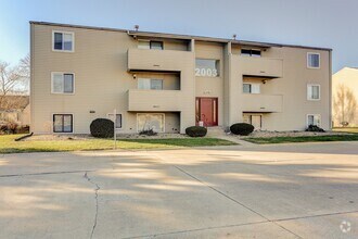 Building Photo - UPDATED 2 BEDROOM CONDO- Available August ...