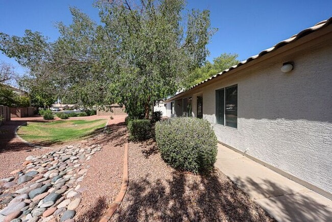 Building Photo - 3 Bed, 2 bath single level home in great Chandler location.