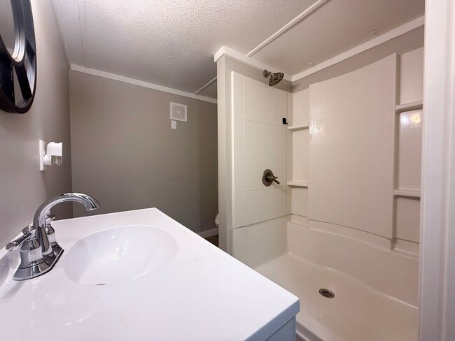 Building Photo - 3-Bedroom Single-Family Home with Hardwood Floors and Carport in Sparta