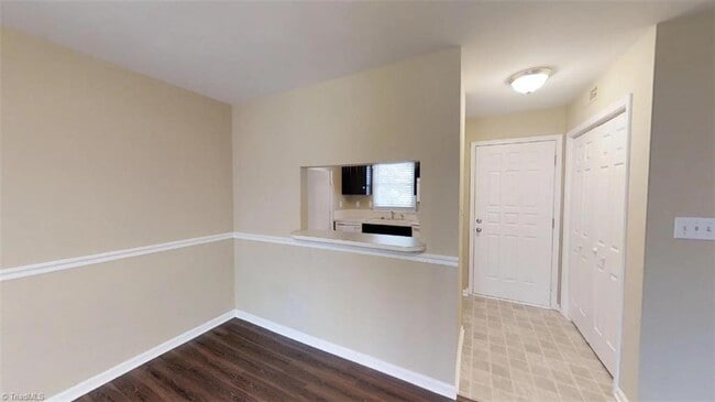 Building Photo - Lower Level Condo for Rent - MOVE IN READY