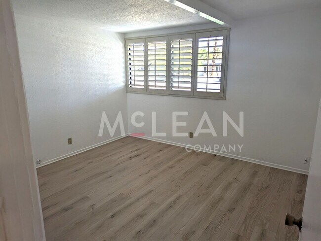Building Photo - 2737 E Plaimor Ave