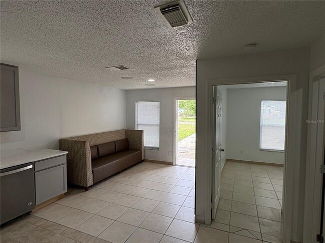 Building Photo - 1053 Scott St