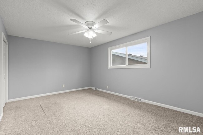 Building Photo - 2020 W Glen Ave