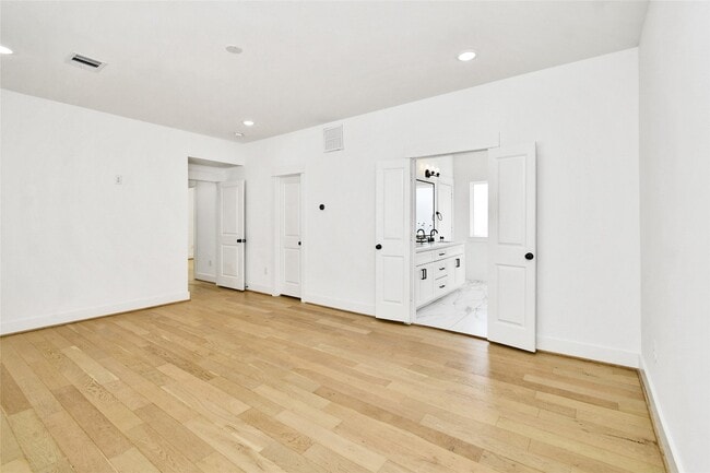 Building Photo - 208 N York St