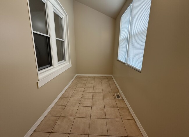 Building Photo - 4 Bedroom 1 Bath Rental In Germantown