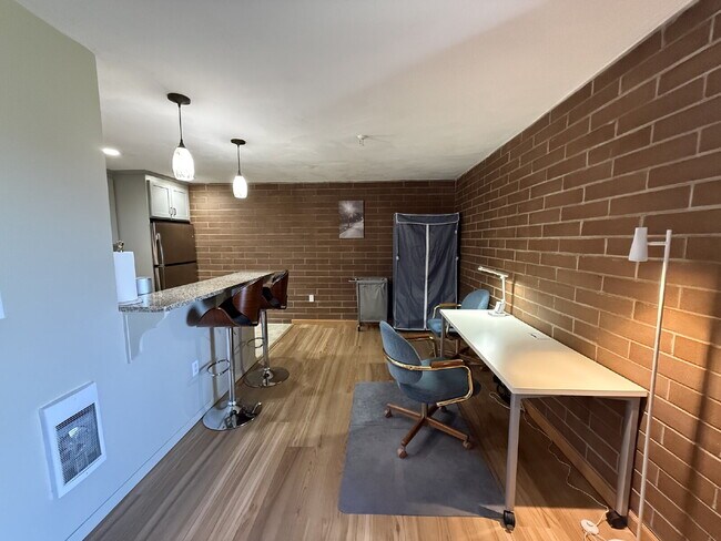 Building Photo - Modern & furnished studio unit available NOW!