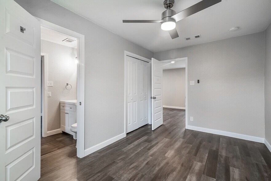 Building Photo - 813 S Valentine Dr