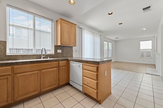 Building Photo - Spacious 3 Bedroom/2.5 Bath Home
