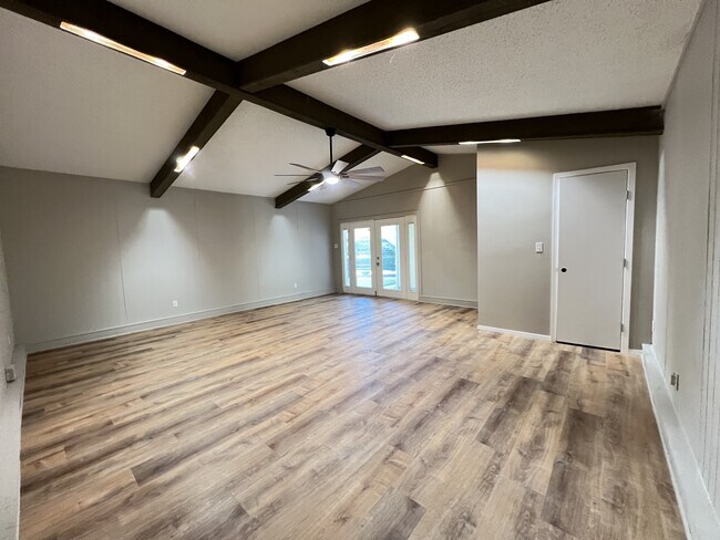 Building Photo - 2102 Richwood Dr
