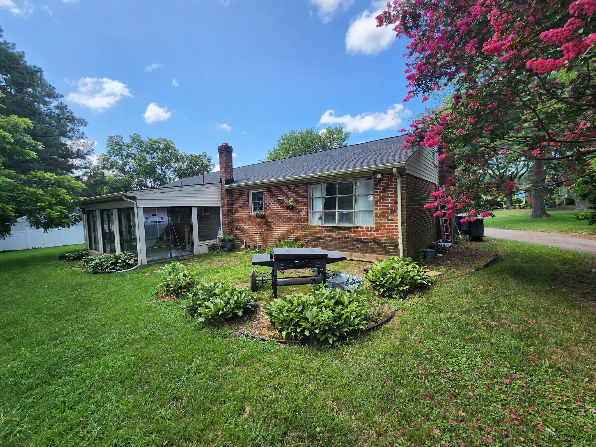 Building Photo - 8176 Surrey Ct