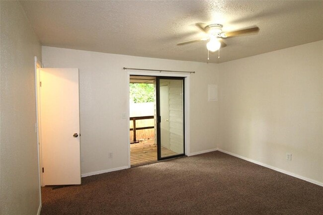 Building Photo - 900 Aspen Ct