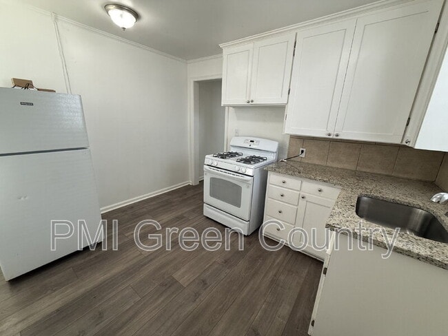 Building Photo - 3932 E 1st St