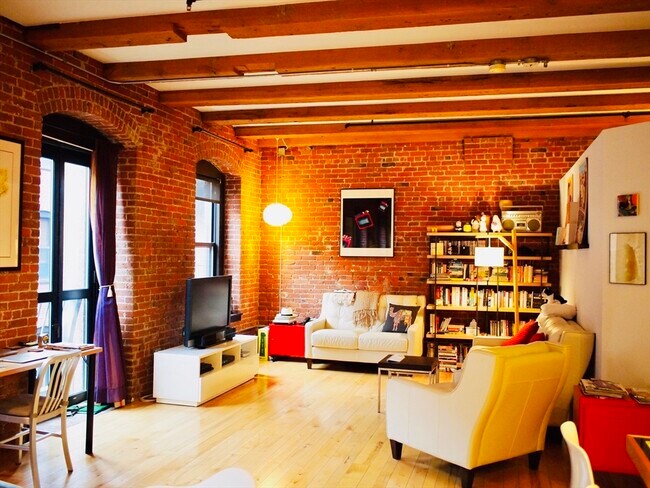 Building Photo - 11-21 Wormwood St