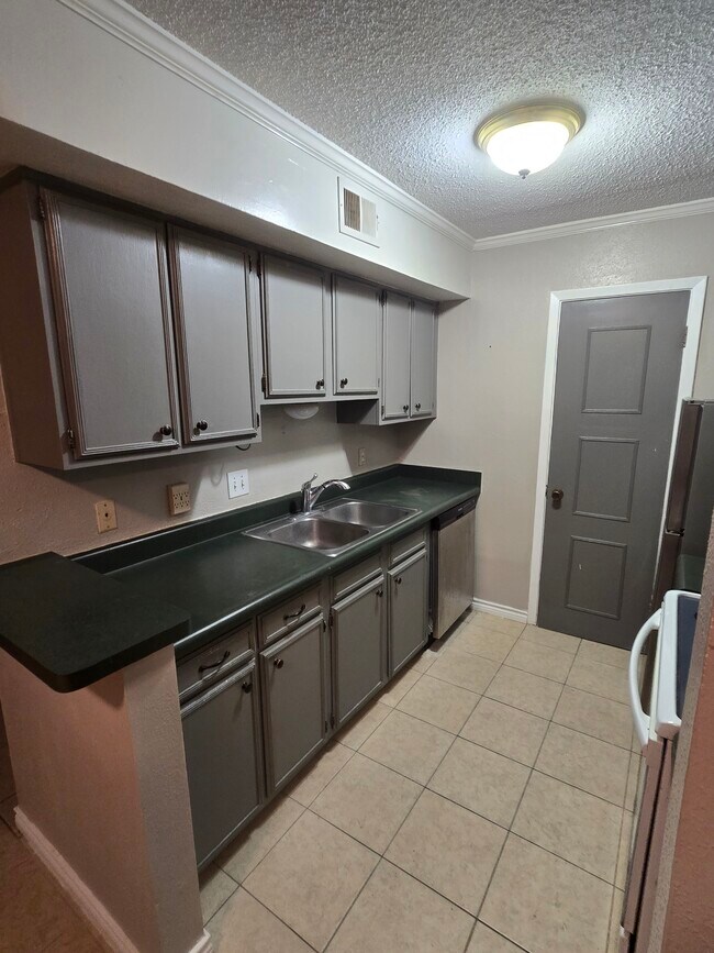 Building Photo - 1819 Babcock Rd