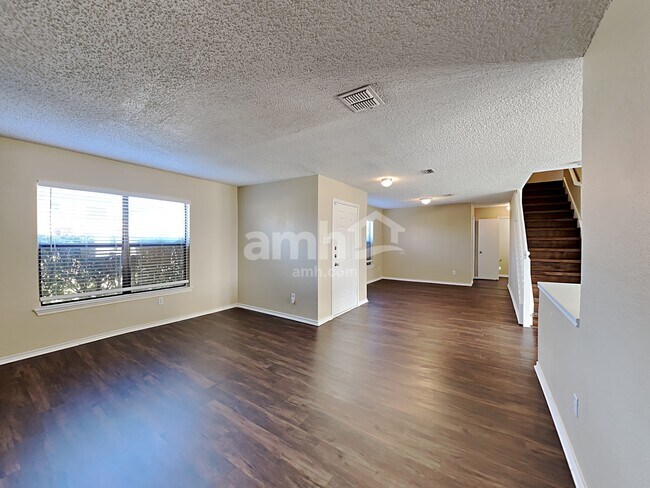 Building Photo - 304 Sandlewood Ln