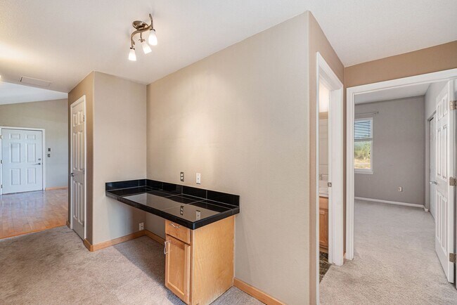 Building Photo - 3-Bedroom Condo Available Immediately