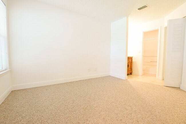 Building Photo - Welcome Home! Bright 2 Bed/2 Bath Condo in...