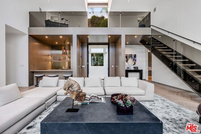 Building Photo - 9405 Sierra Mar Pl