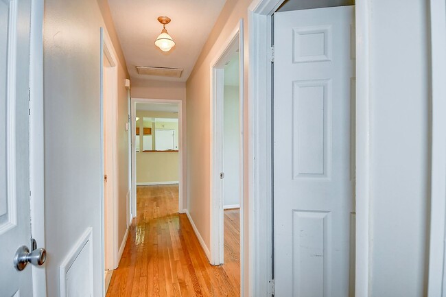 Building Photo - FOR RENT -  BRICK RANCH