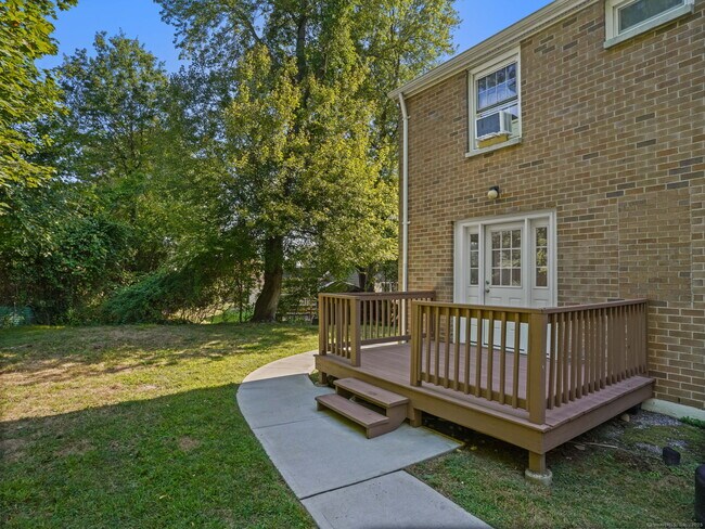 Building Photo - 240 Sunnyridge Ave