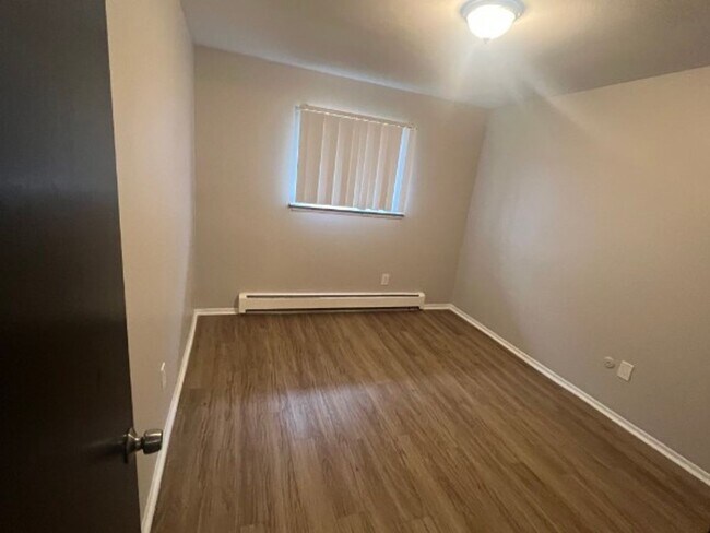 Building Photo - Roseville 8 Unit