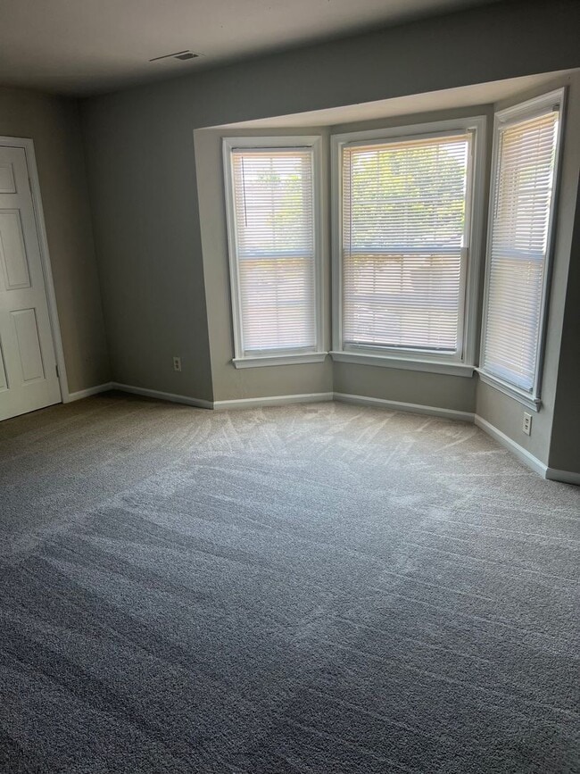 Building Photo - Totally Rehab Townhome