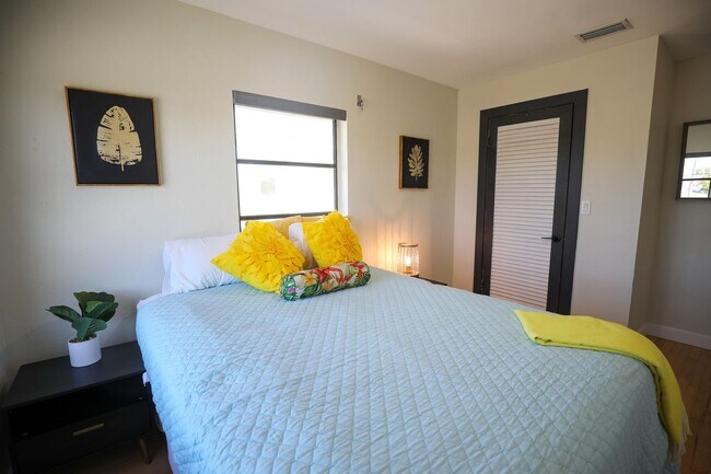 Building Photo - Fully Furnished Luxury Waterfront Unit w/in Walking Distance to the Shopping, Beach, Restaurants,...