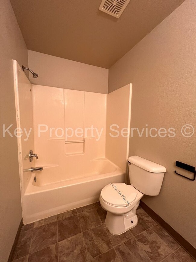 Building Photo - Charming Home in Quiet Image Neighborhood