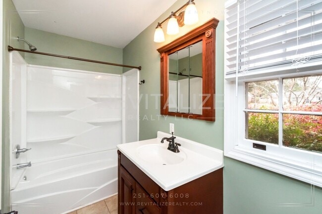 Building Photo - Charming Brick Ranch with Modern Comforts in Mobile!