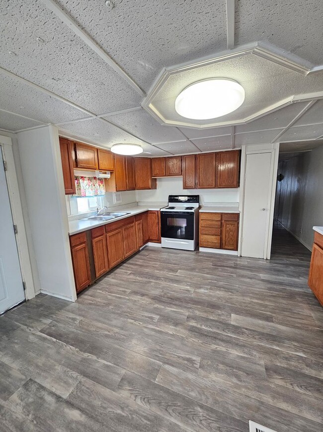 Building Photo - 4179 Airway Dr NE