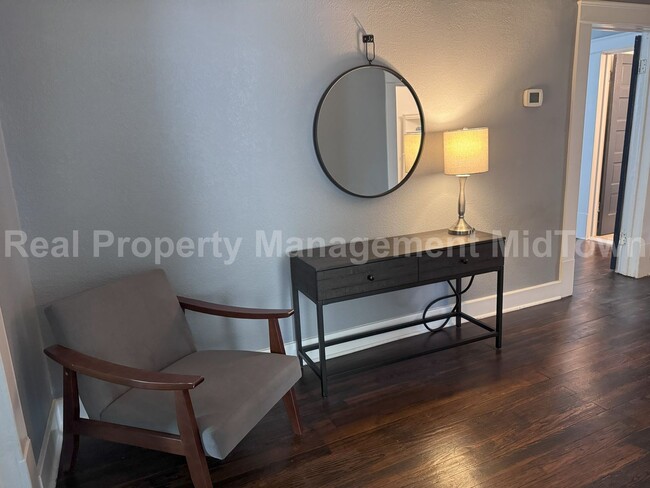 Building Photo - Live in the Heart of One of Dallas’ Most I...