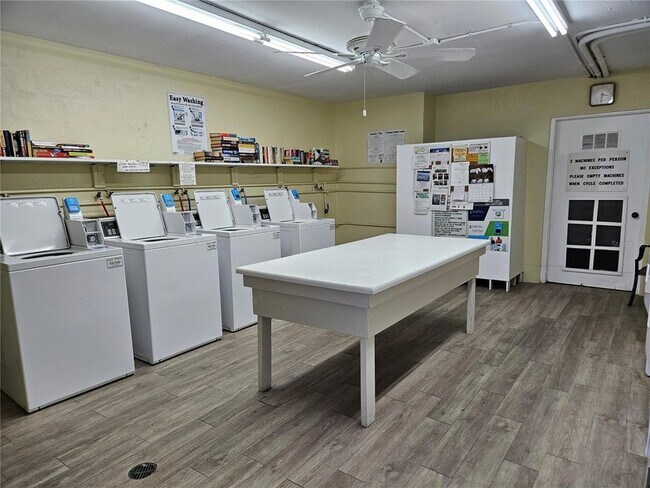 Building Photo - 1555 Tarpon Center Dr