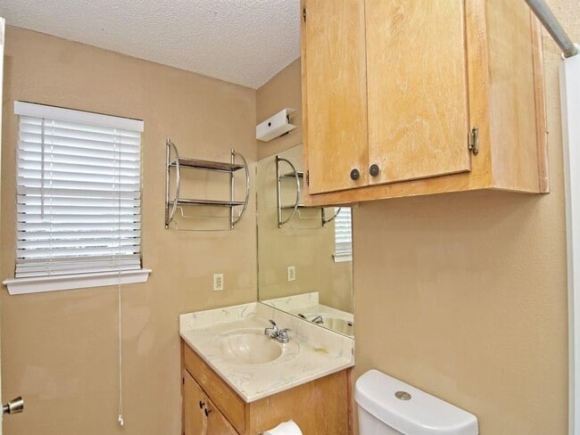 Building Photo - 3404 Blumie St