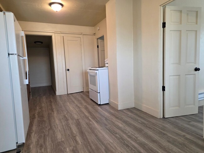 Building Photo - Cute 2 bedroom