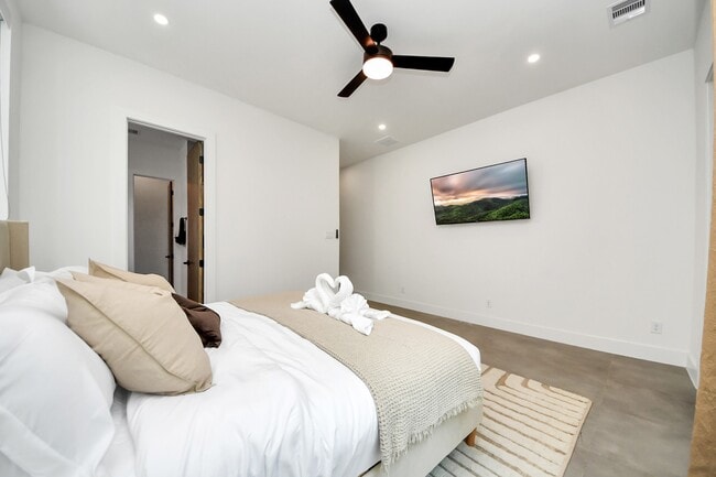 Building Photo - 2211 Staples St