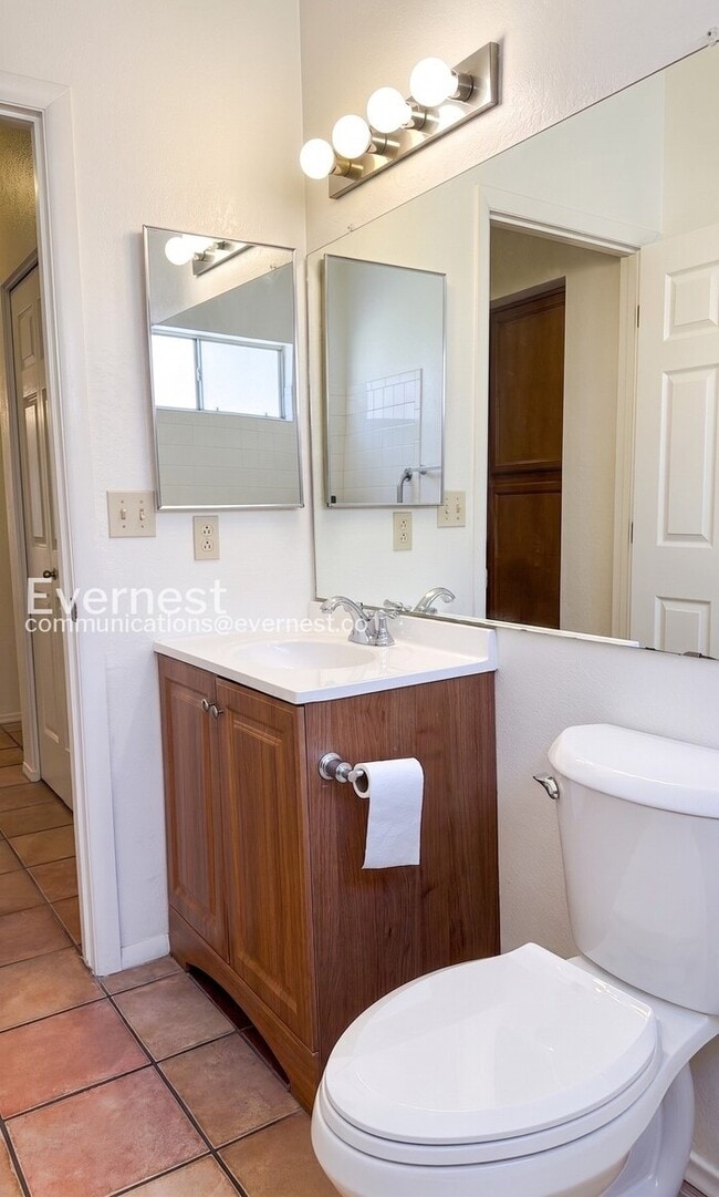 Building Photo - 2 Bed/2 Bath Home with Fenced Yard & Garage / Pet-Friendly / Vouchers Accepted / Available Soon!