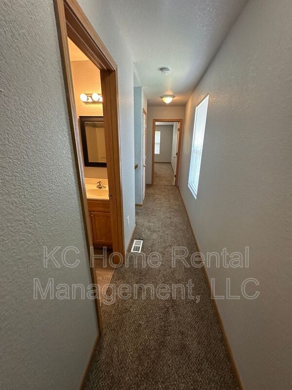 Building Photo - 1001 S Hocker Ave
