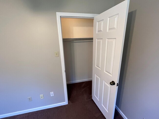 Building Photo - 28 Hillsboro Dr