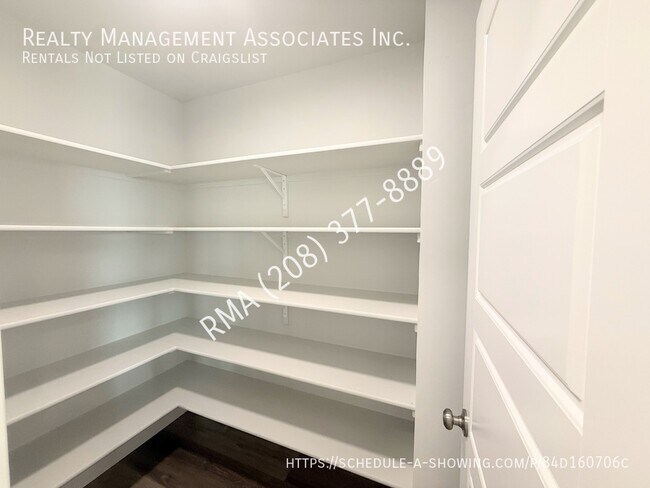 Building Photo - 3781 W La Brea Dr
